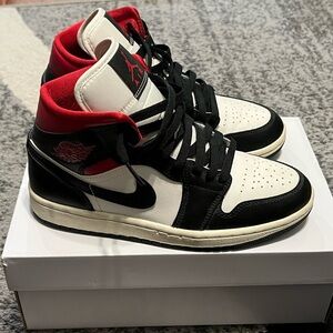 Air Jordan 1 Mid - Women sz 7 (Excellent Condition)